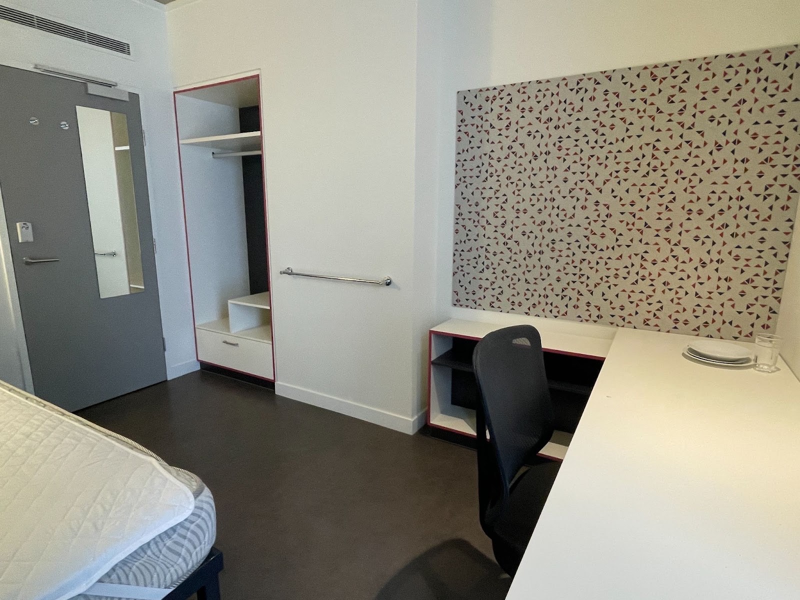Room B - 房間內部擺設