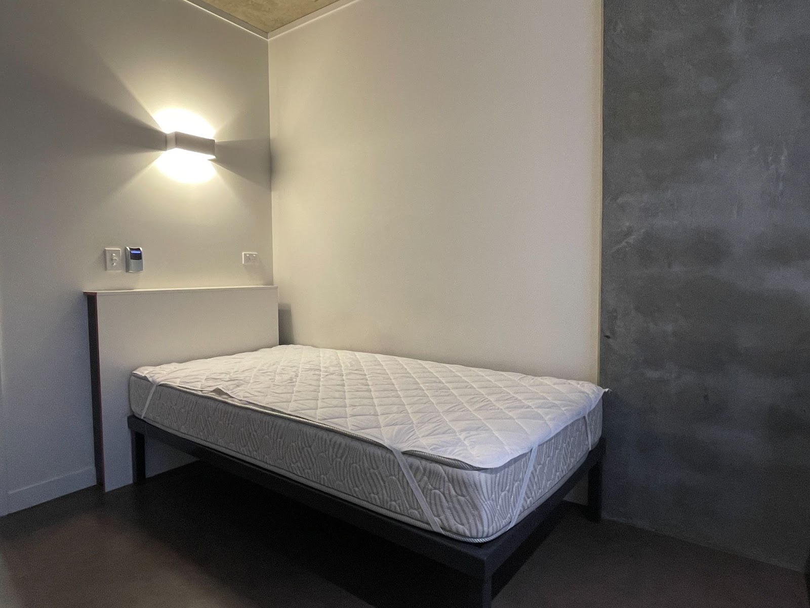 Room C - 房間內部細節